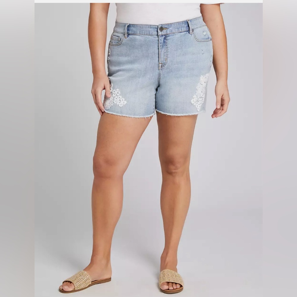 LANE BRYANT‎ LACE APPLIQUE GIRLFRIEND DENIM SHORTS